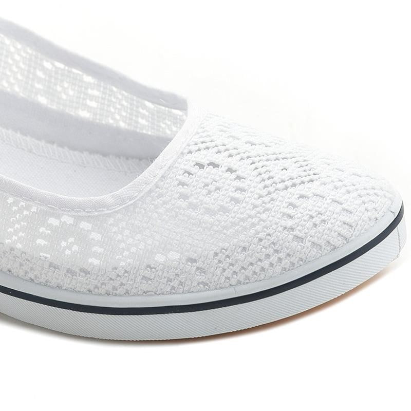 Breathable flat-bottomed shoes